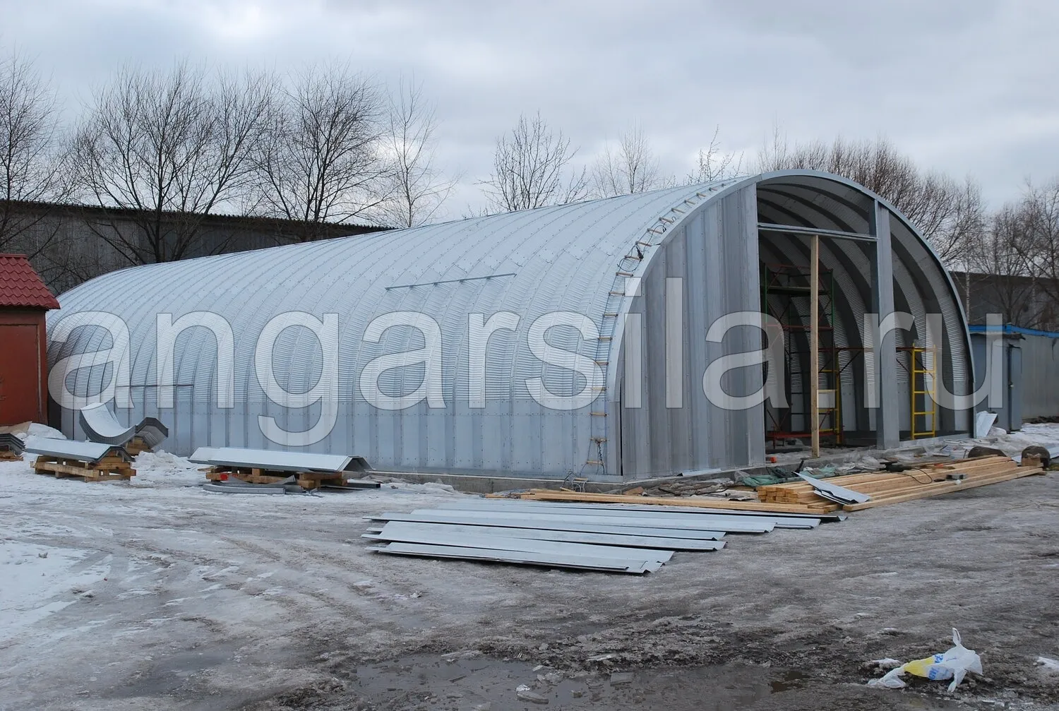 картинка-ссылка на статью: Какой ангар подходит для хранения техники в Сочи?